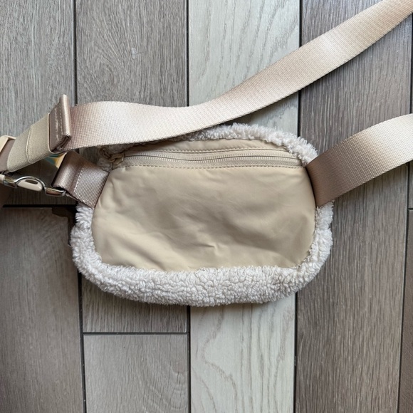 Lululemon Athletica Cream Cosmetic Bag for Elegant Storage - Picture 3 of 5